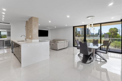 Condo in Riviera Beach, Florida, 2 bedrooms № 2088011 - photo 9