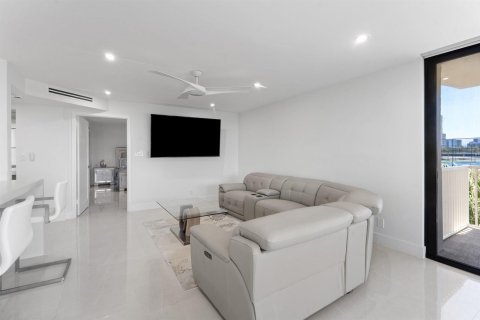 Condo in Riviera Beach, Florida, 2 bedrooms № 2088011 - photo 11