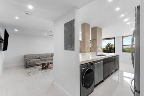 Condo in Riviera Beach, Florida, 2 bedrooms № 2088011 - photo 2