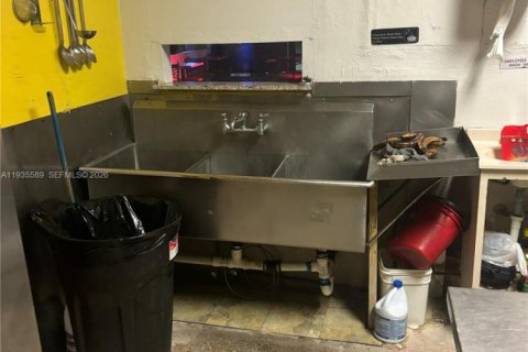 Commercial property in Opa-locka, Florida № 1995476 - photo 17