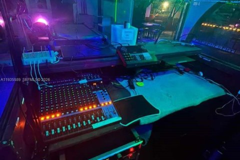 Commercial property in Opa-locka, Florida № 1995476 - photo 4