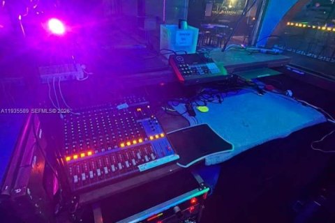 Commercial property in Opa-locka, Florida № 1995476 - photo 5