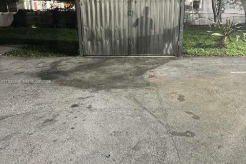 Commercial property in Opa-locka, Florida № 1995476 - photo 13