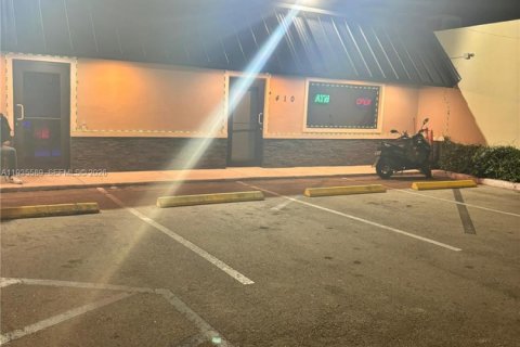 Commercial property in Opa-locka, Florida № 1995476 - photo 12