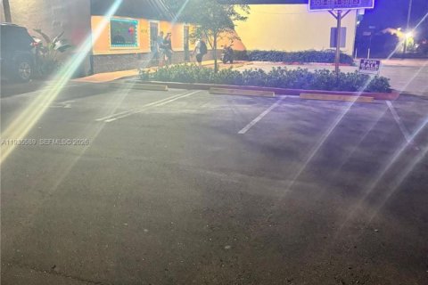 Commercial property in Opa-locka, Florida № 1995476 - photo 15