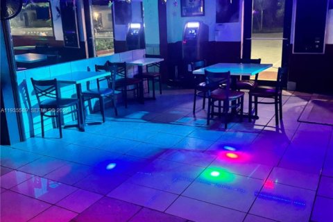 Commercial property in Opa-locka, Florida № 1995476 - photo 9