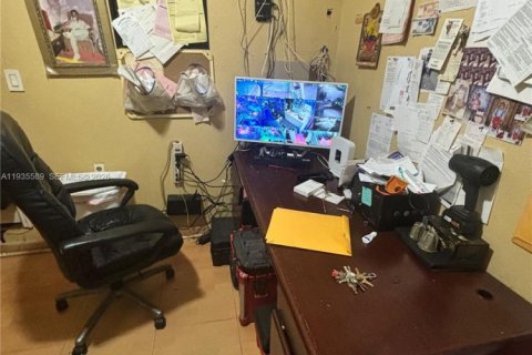 Commercial property in Opa-locka, Florida № 1995476 - photo 10