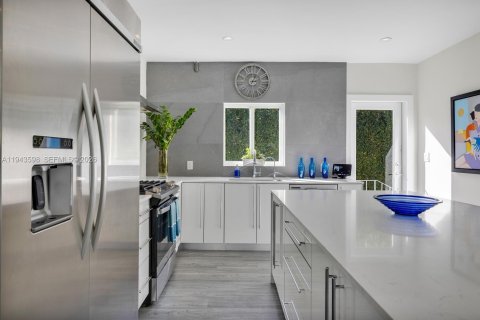 House in Miami Shores, Florida 3 bedrooms, 193.7 sq.m. № 2003984 - photo 11