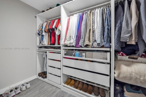 House in Miami Shores, Florida 3 bedrooms, 193.7 sq.m. № 2003984 - photo 16