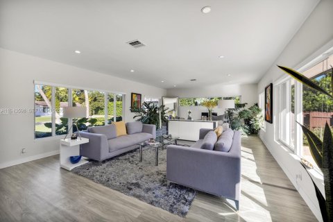 House in Miami Shores, Florida 3 bedrooms, 193.7 sq.m. № 2003984 - photo 7