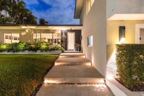 House in Miami Shores, Florida 3 bedrooms, 193.7 sq.m. № 2003984 - photo 3