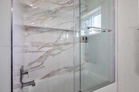 House in Miami Shores, Florida 3 bedrooms, 193.7 sq.m. № 2003984 - photo 20