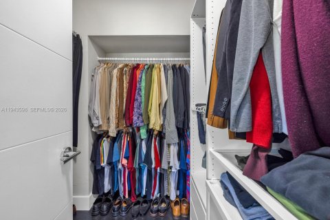 House in Miami Shores, Florida 3 bedrooms, 193.7 sq.m. № 2003984 - photo 19