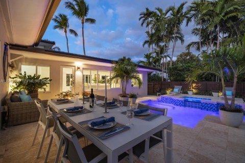 House in Miami Shores, Florida 3 bedrooms, 193.7 sq.m. № 2003984 - photo 4