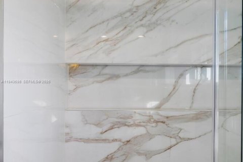 House in Miami Shores, Florida 3 bedrooms, 193.7 sq.m. № 2003984 - photo 22