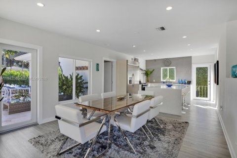 House in Miami Shores, Florida 3 bedrooms, 193.7 sq.m. № 2003984 - photo 10