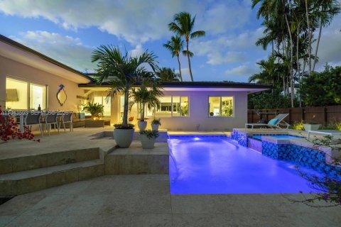 House in Miami Shores, Florida 3 bedrooms, 193.7 sq.m. № 2003984 - photo 5