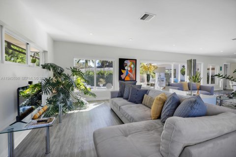 House in Miami Shores, Florida 3 bedrooms, 193.7 sq.m. № 2003984 - photo 8