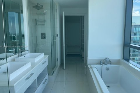 Condominio en alquiler en Miami, Florida, 1 dormitorio, 65.59 m2 № 1949475 - foto 10