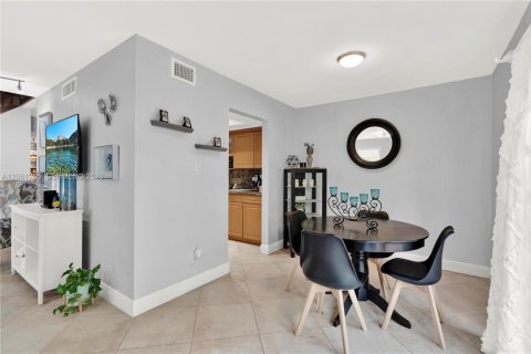 Touwnhouse à louer à Miami, Floride: 2 chambres, 130.06 m2 № 2177548 - photo 12