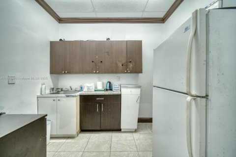 Купить коммерческую недвижимость в Майами, Флорида № 2022390 - фото 6