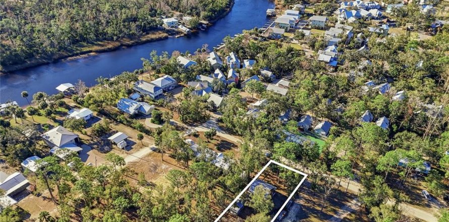 House in Steinhatchee, Florida 2 bedrooms, 149.76 sq.m. № 2166363