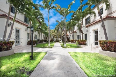 Condo in Miami Beach, Florida, 1 bedroom № 1961043 - photo 2