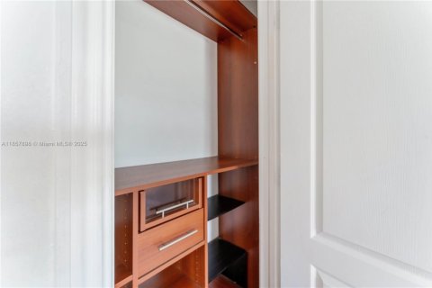 Condo in Miami Beach, Florida, 1 bedroom № 1961043 - photo 13