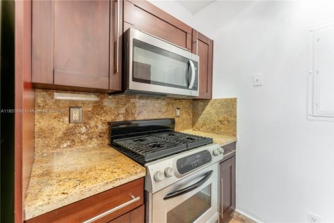 Condo in Miami Beach, Florida, 1 bedroom № 1961043 - photo 9