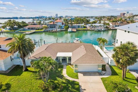 Villa ou maison à louer à Clearwater, Floride: 3 chambres, 201.32 m2 № 1831730 - photo 1