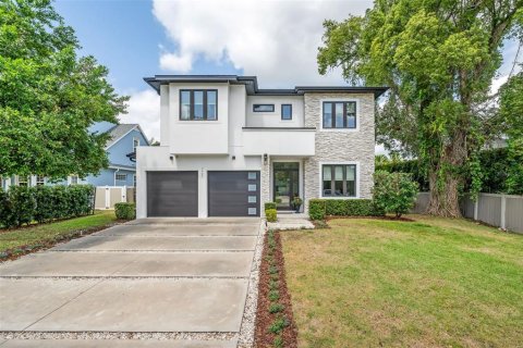 House in Winter Park, Florida 5 bedrooms, 291.06 sq.m. № 2294996