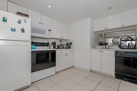 Condo in Miami, Florida, 1 bedroom  № 1867119 - photo 23