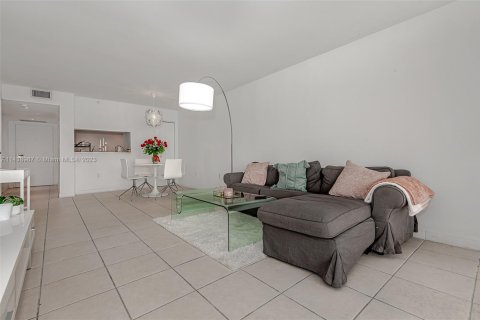 Condo in Miami, Florida, 1 bedroom  № 1867119 - photo 7