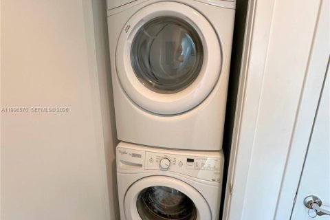 Condo in Miami, Florida, 1 bedroom № 2178027 - photo 13