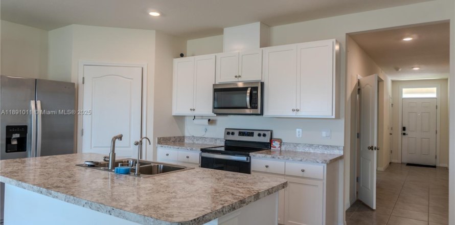 House in Davenport, Florida 4 bedrooms, 173.45 sq.m. № 1944103