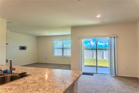 House in Davenport, Florida 4 bedrooms, 173.45 sq.m. № 1944103 - photo 3