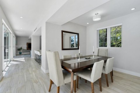 Villa ou maison à vendre à Coral Gables, Floride: 3 chambres, 235.6 m2 № 2026871 - photo 12