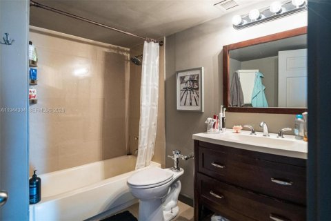 Condo in Miami Beach, Florida, 1 bedroom  № 2001585 - photo 14