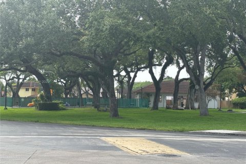 House in Miami, Florida 3 bedrooms, 141.95 sq.m. № 1854996 - photo 2