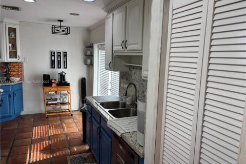 House in Miami, Florida 3 bedrooms, 141.95 sq.m. № 1854996 - photo 7