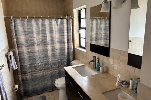 House in Miami, Florida 3 bedrooms, 141.95 sq.m. № 1854996 - photo 15