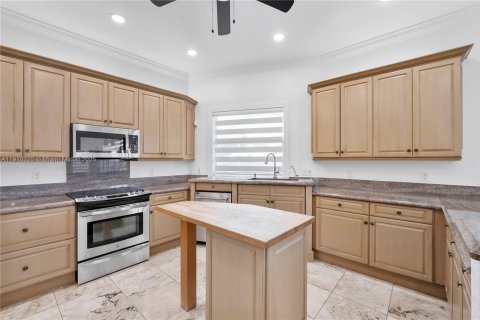 Купить кондоминиум в Лайтхаус-Пойнт, Флорида 2 спальни, 167.22м2, № 1966120 - фото 24