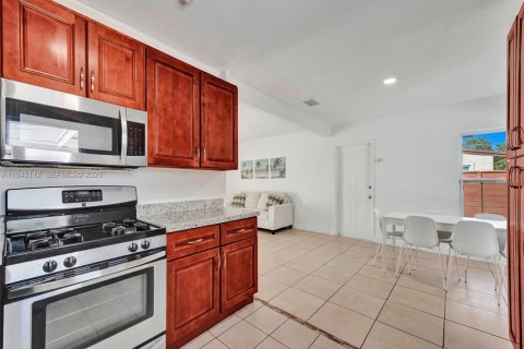 Casa en venta en Fort Lauderdale, Florida, 3 dormitorios, 130.43 m2 № 2001454 - foto 12