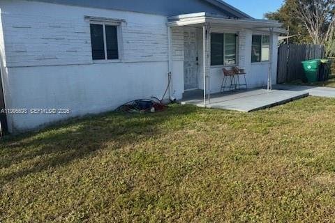 House in Dania Beach, Florida 2 bedrooms, 92.62 sq.m. № 2058813 - photo 3