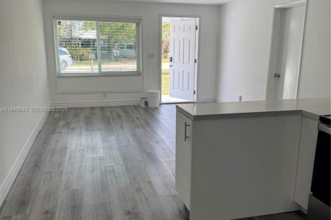 House in Dania Beach, Florida 2 bedrooms, 92.62 sq.m. № 2058813 - photo 5