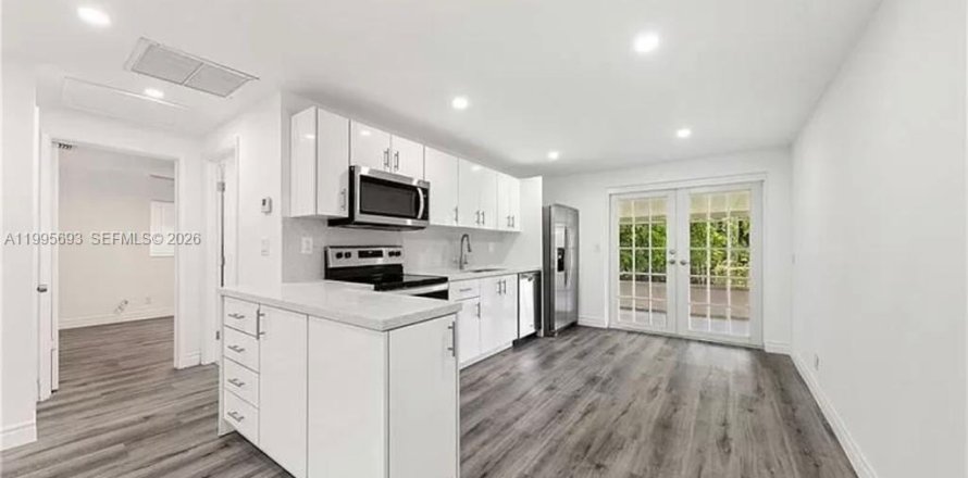 House in Dania Beach, Florida 2 bedrooms, 92.62 sq.m. № 2058813