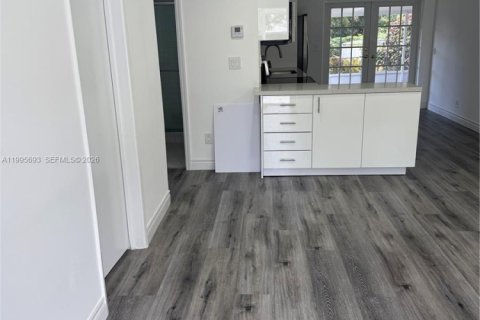 House in Dania Beach, Florida 2 bedrooms, 92.62 sq.m. № 2058813 - photo 6