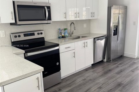 House in Dania Beach, Florida 2 bedrooms, 92.62 sq.m. № 2058813 - photo 7