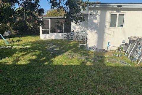 House in Dania Beach, Florida 2 bedrooms, 92.62 sq.m. № 2058813 - photo 15