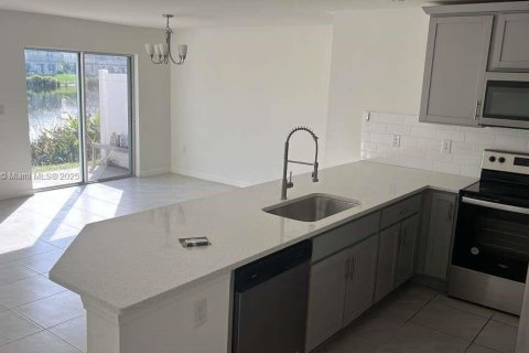 Townhouse in Fort Myers, Florida 3 bedrooms № 2035857 - photo 12